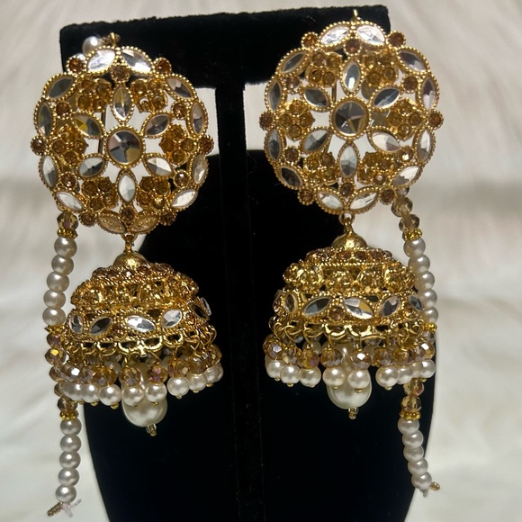 Beautiful Golden Jhumkas With Earchain. - Picture 2 of 6
